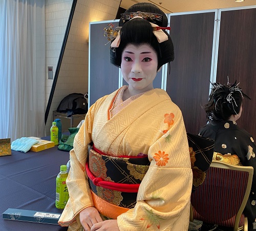 レッスン担当は年齢の若い女性講師